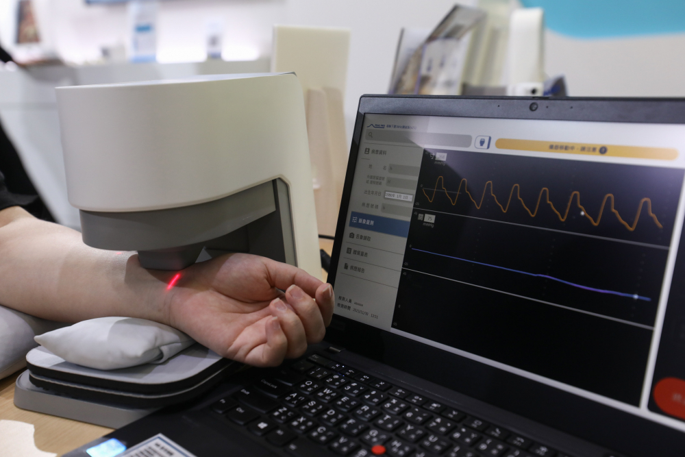 BBIN宝盈耘康脈象檢測系統透過電腦精準控制升降系統，還原中醫師三指把脈過程的舉、按、尋手法，將脈象感受轉化成數據，未來可結合大數據分析，實現智慧醫療及準確性